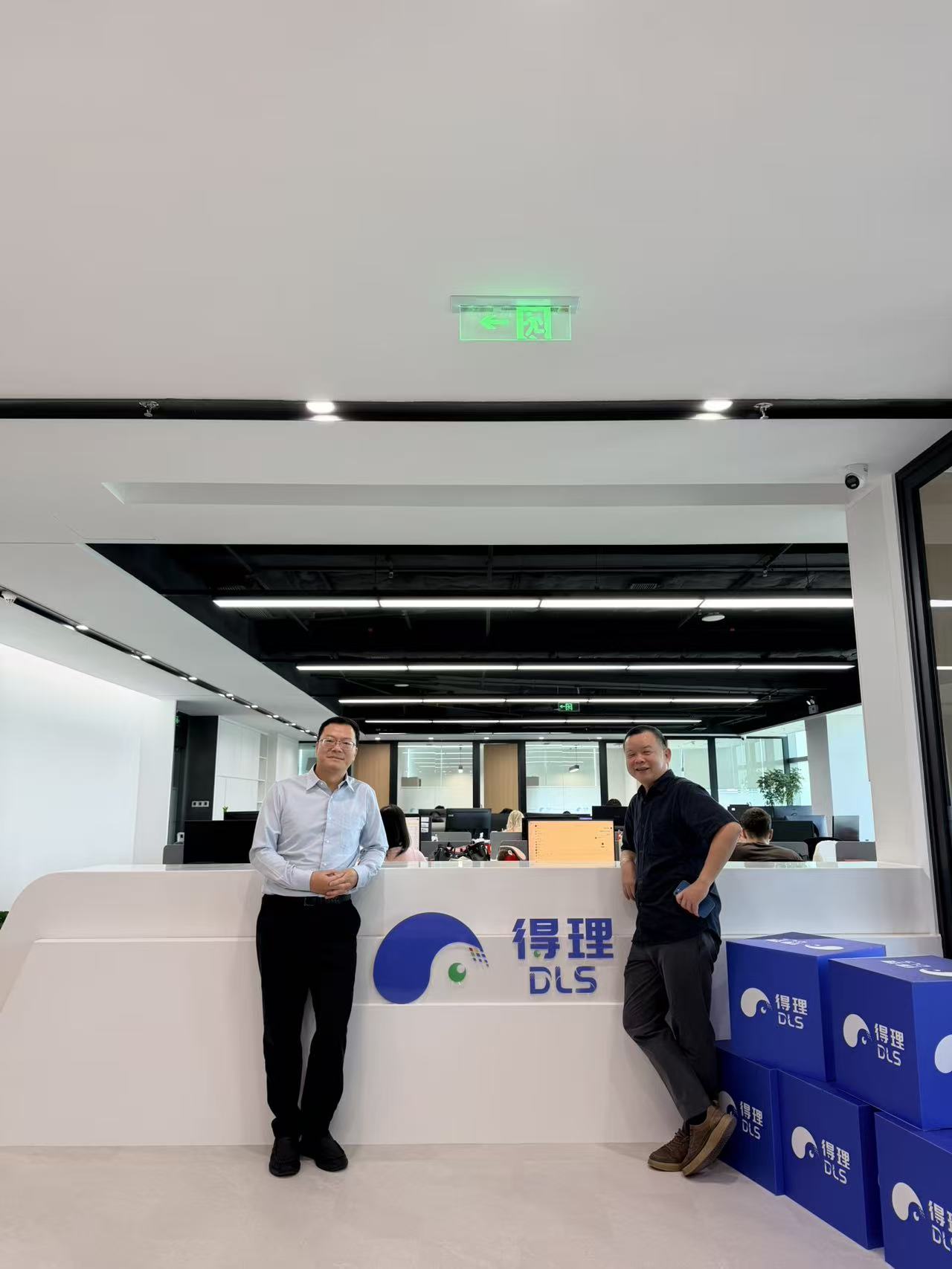 林冰律师与贺倩明博士在得理 DLS 前台合影